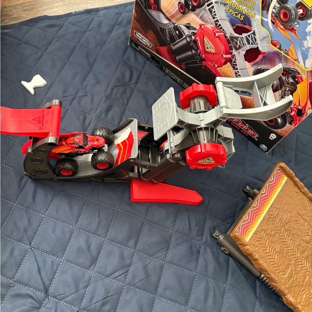 Monster Jam Dragon Playset and red Stunt dial playset - Picture 13 of 13